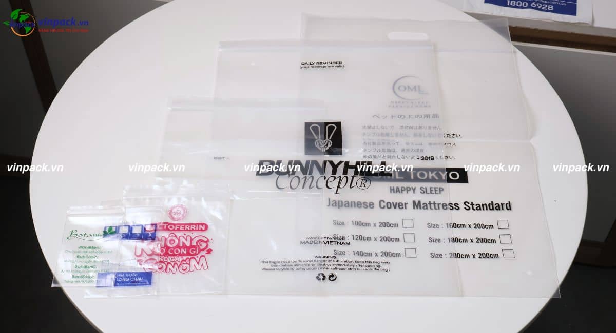 Túi zipper chỉ trắng đục lỗ xoài có in logo