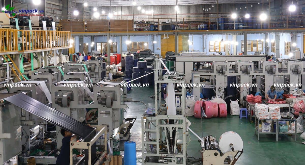 Xưởng sản xuất túi zipper chỉ đỏ của Vinpack