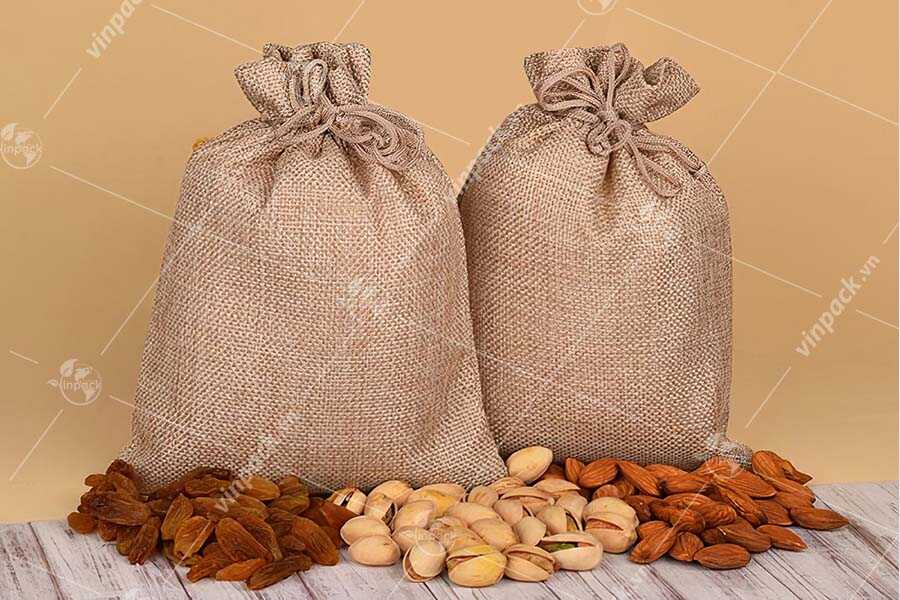 Bao vải đay có dây rút chắc chắn nên bảo quản tốt các sản phẩm đựng bên trong