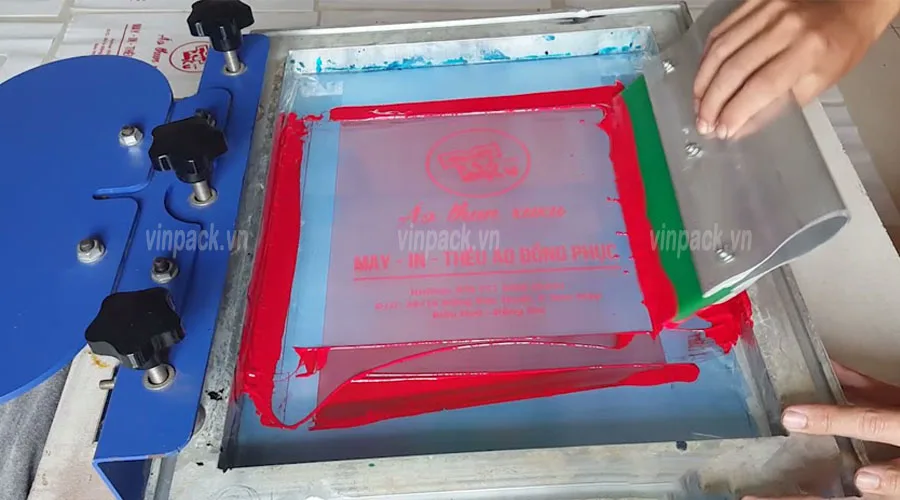 Quy trình in lụa tại xưởng Vinpack