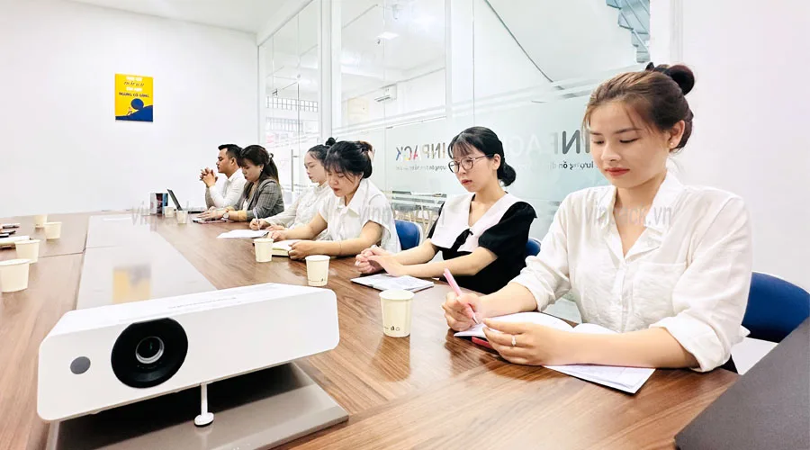 Phòng kinh doanh Vinpack thảo luận chiến lược phát triển