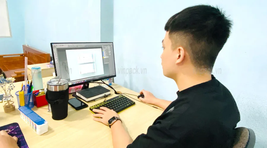 Nhân viên phòng thiết kế mẫu túi chuyên nghiệp
