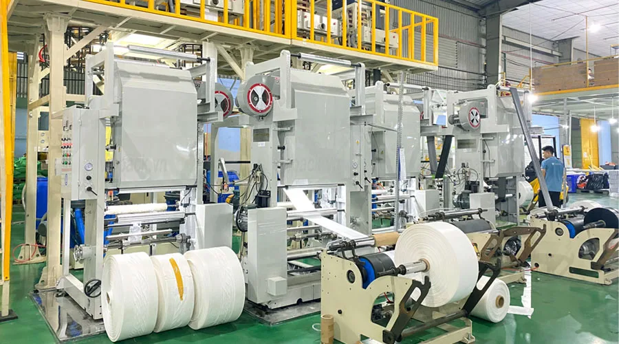 Cuộn màng túi nilon sau khi thổi tại Vinpack