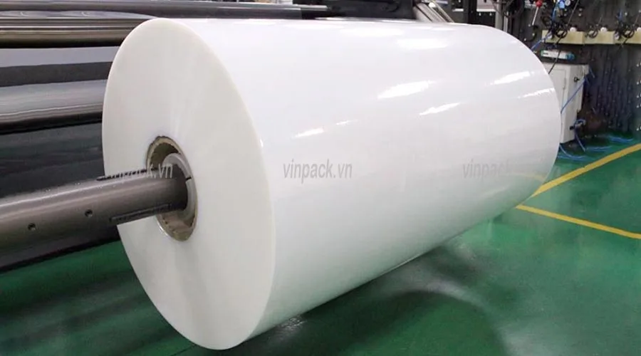 Cuộn bọc hàng PE khổ lớn trên dây chuyền sản xuất
