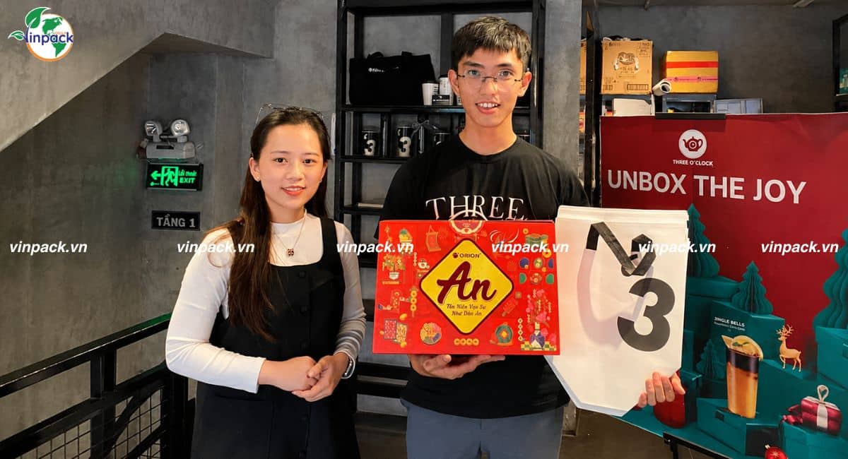 Đại diện Vinpack gửi quà tri ân đối tác Teatime