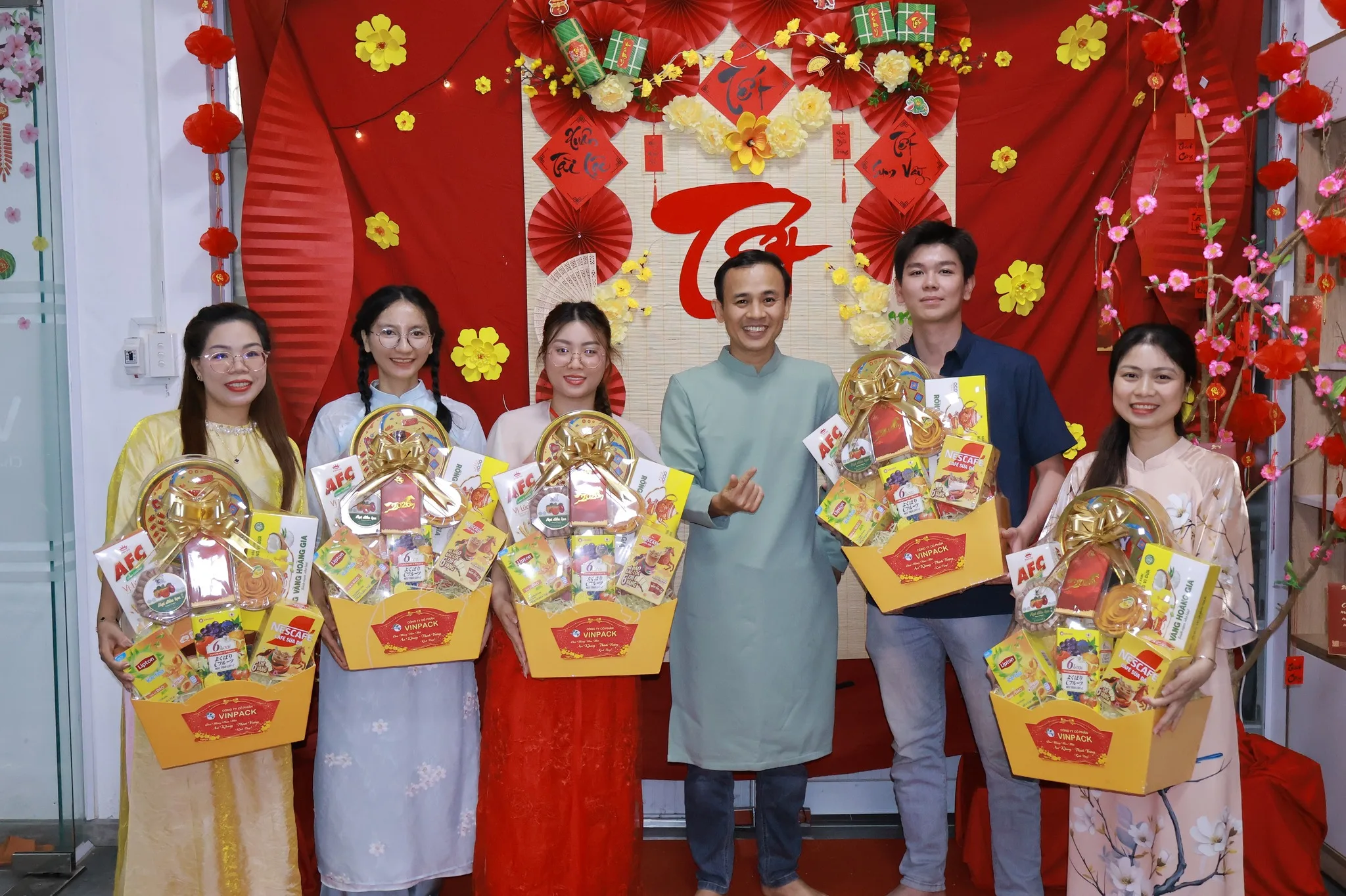 Ban lãnh đạo Vinpack trao giỏ quà Tết 2026 cho nhân viên văn phòng