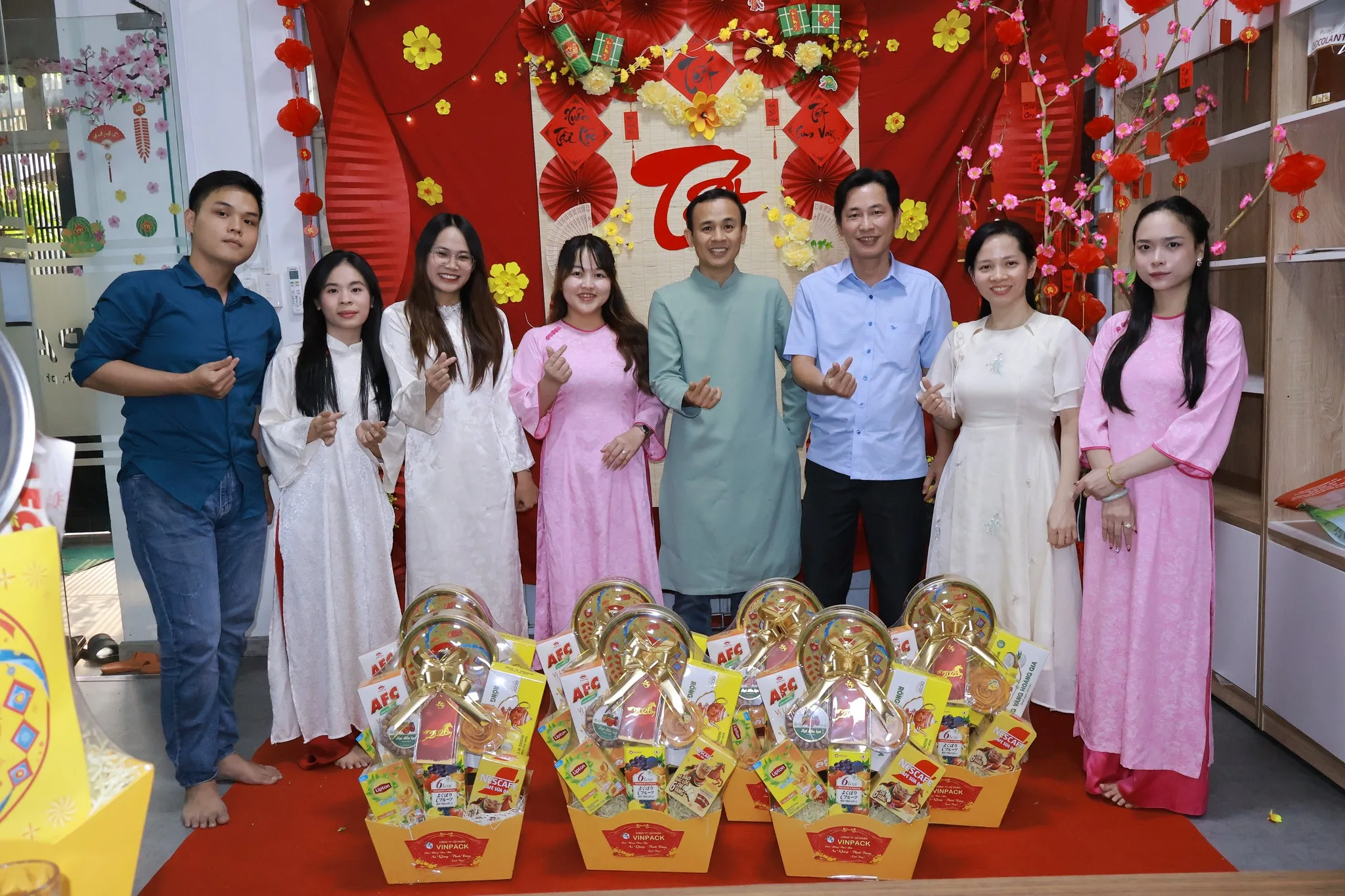 Nhân viên Vinpack đứng sau hàng giỏ quà Tết in tên công ty