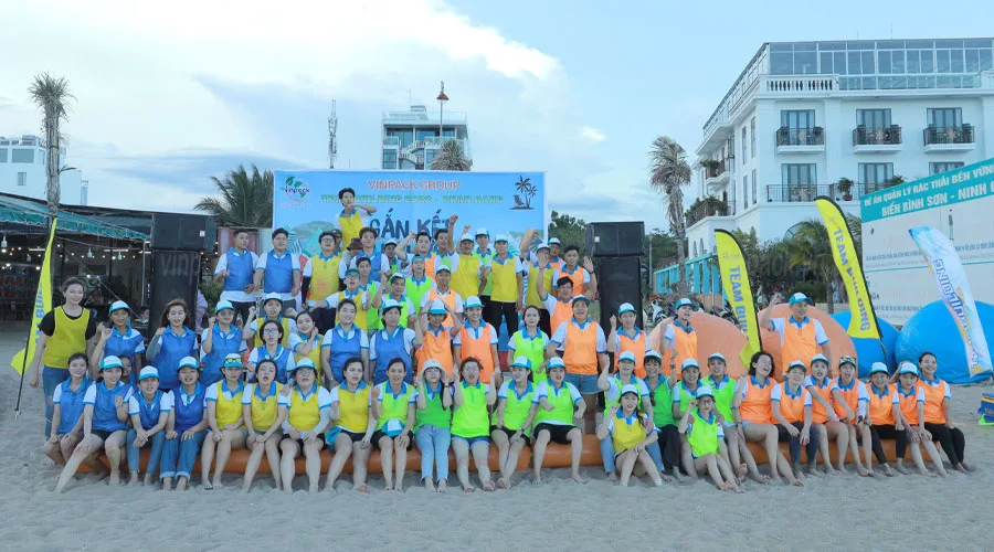 Toàn đoàn Vinpack mặc áo đội chụp ảnh trên bãi biển Bình Sơn – Ninh Chữ trước giờ team building