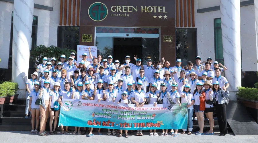 Đoàn Vinpack Group chụp ảnh trước Green Hotel Ninh Thuận với băng rôn Team Building 2022 Phan Rang