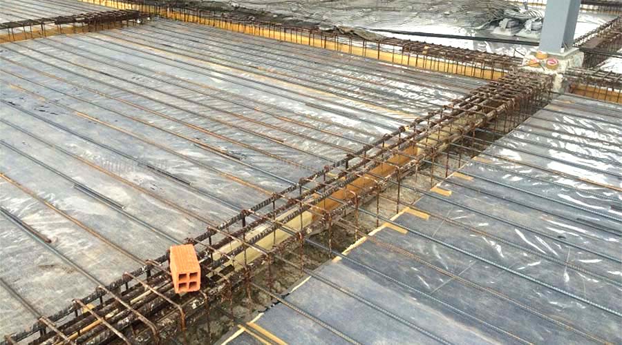 Màng cuộn PE trong lót dùng trong việc đổ bê tông