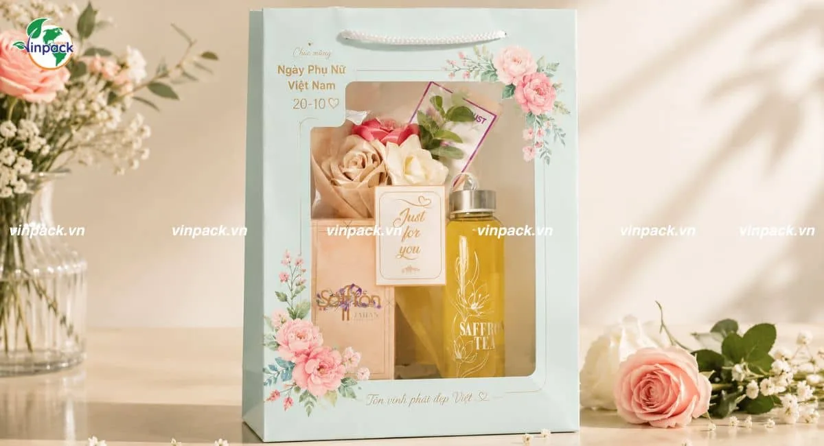 Mẫu túi giấy 20/10 có cửa số trong suôt phù hợp đựng nước hoa mỹ phẩm