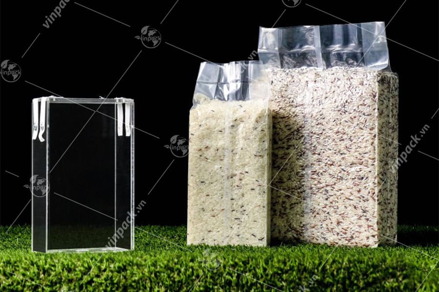 Mẫu gạo được đóng thành khối với khuôn tạo dáng và túi hút chân không