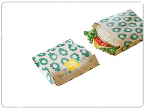 Bánh sandwich trong túi nâu in họa tiết xanh