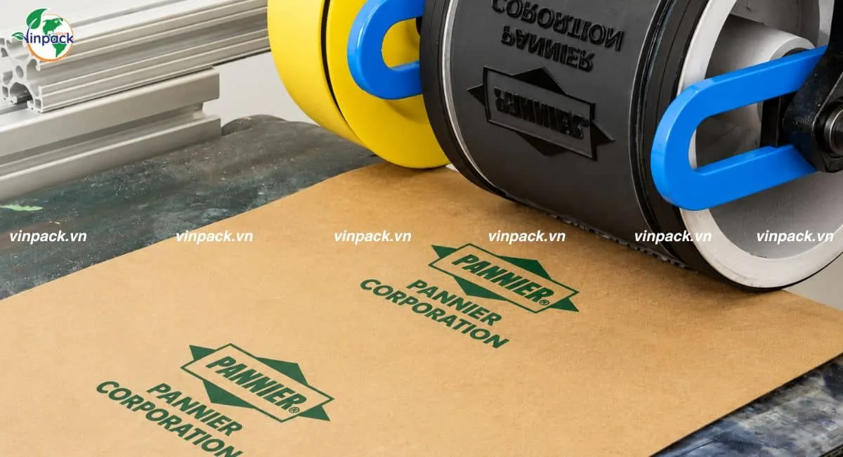 Trục bản nổi in logo xanh lá lên giấy kraft