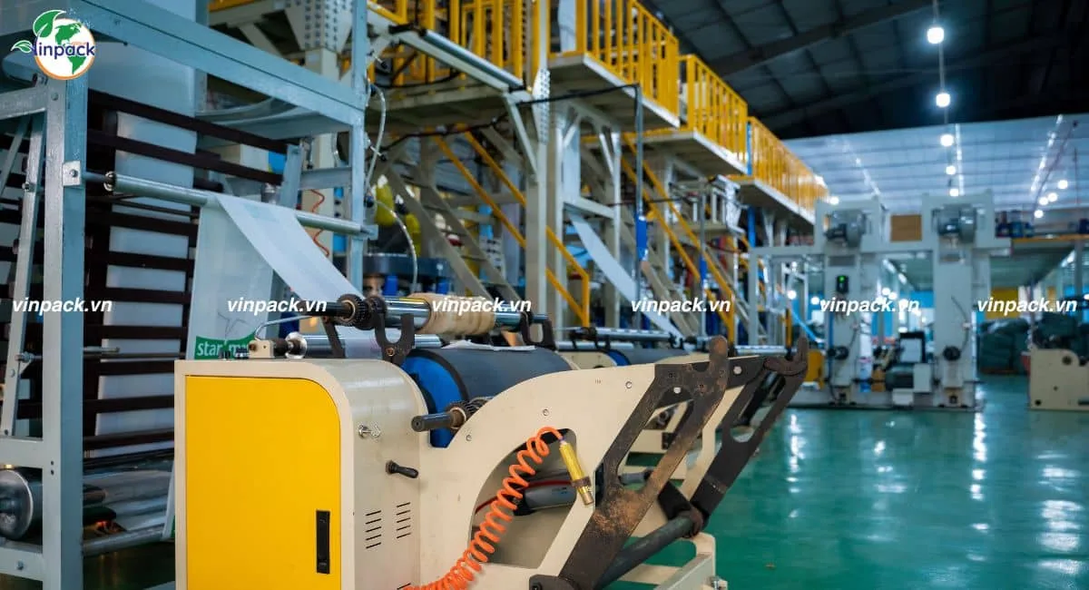 Dây chuyền máy móc trong nhà xưởng sản xuất bao bì của Vinpack