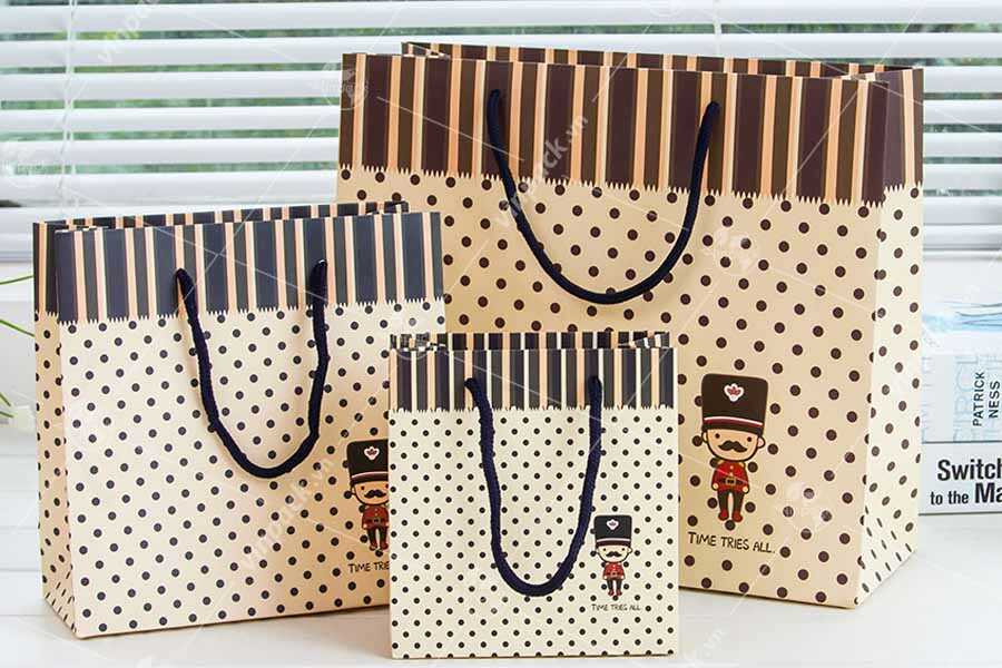 Túi giấy đựng bánh kẹo với kích thước màu sắc đa dạng, tạo điểm nhấn cho thương hiệu