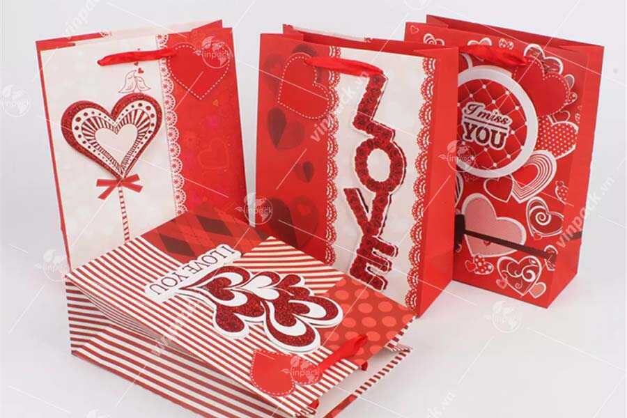 Túi giấy đựng quà valentine rực rỡ nhiều màu sắc