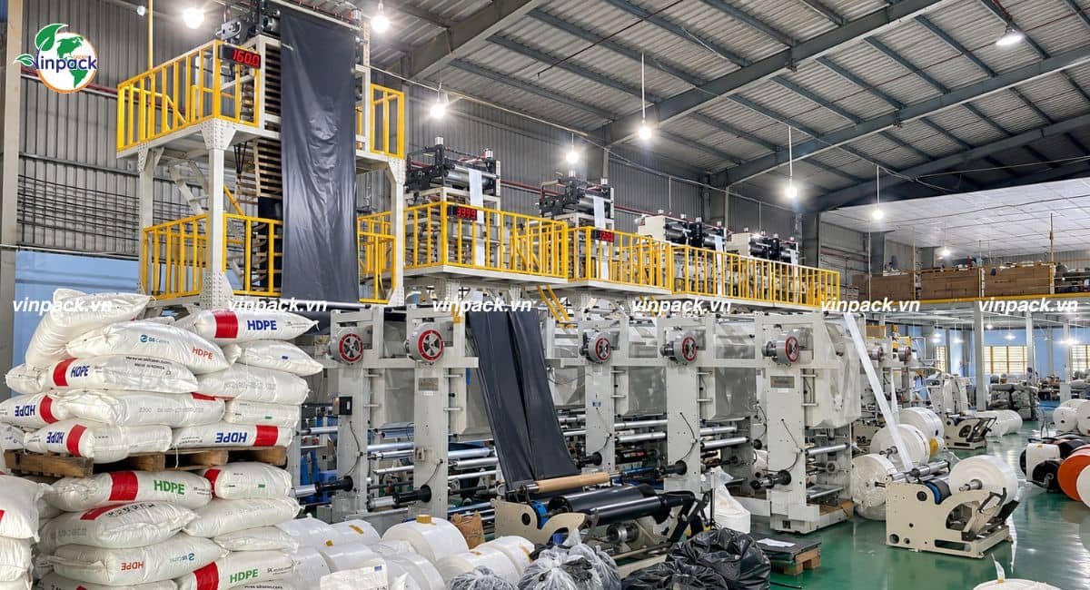 Hình ảnh xưởng sản xuất túi sinh học số lượng lớn của Vinpack