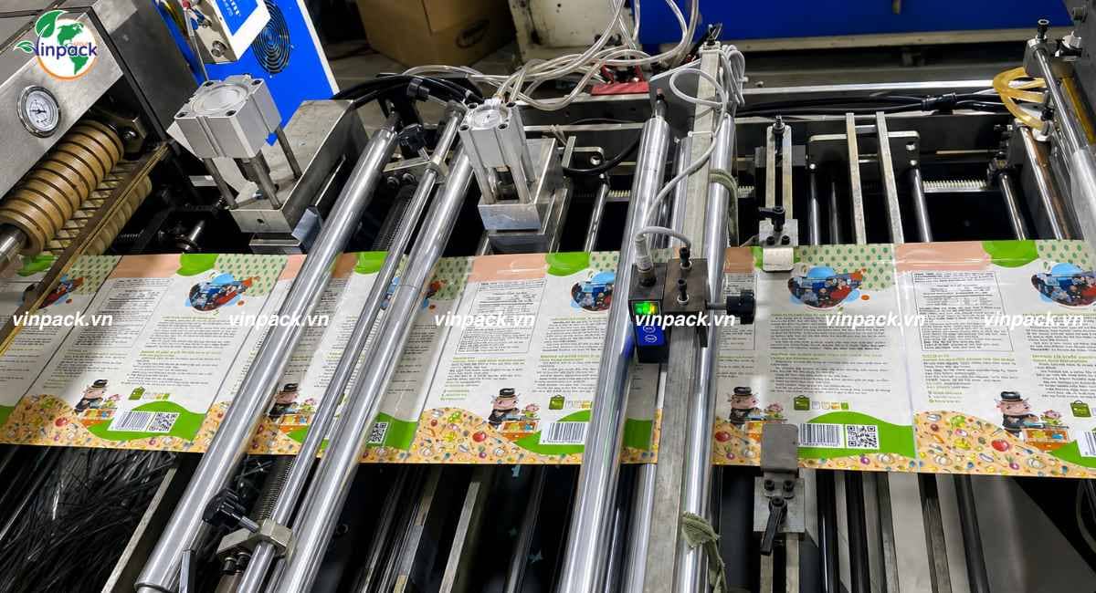 Xưởng Vinpack đang sản xuất bao bì hạt dẻ cho doanh nghiệp