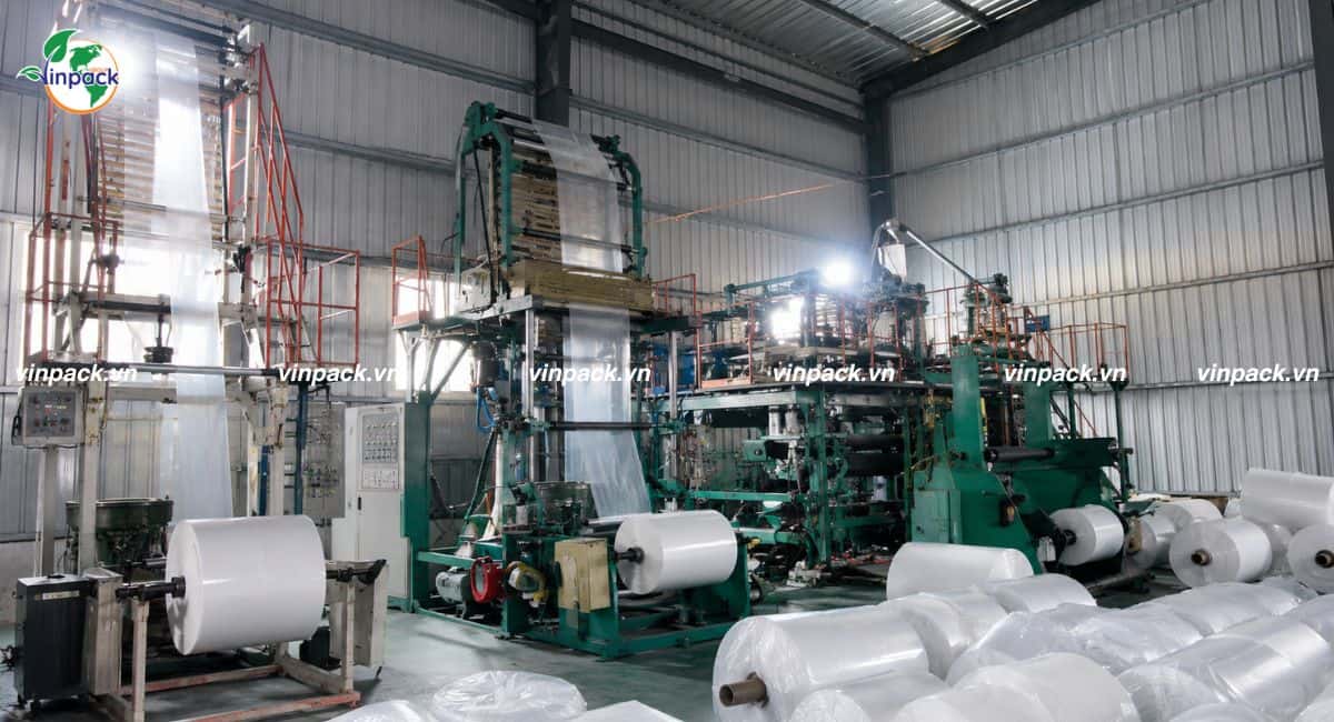 Hình ảnh máy móc tại xưởng sản xuất đang sản xuất bao bì khô bò
