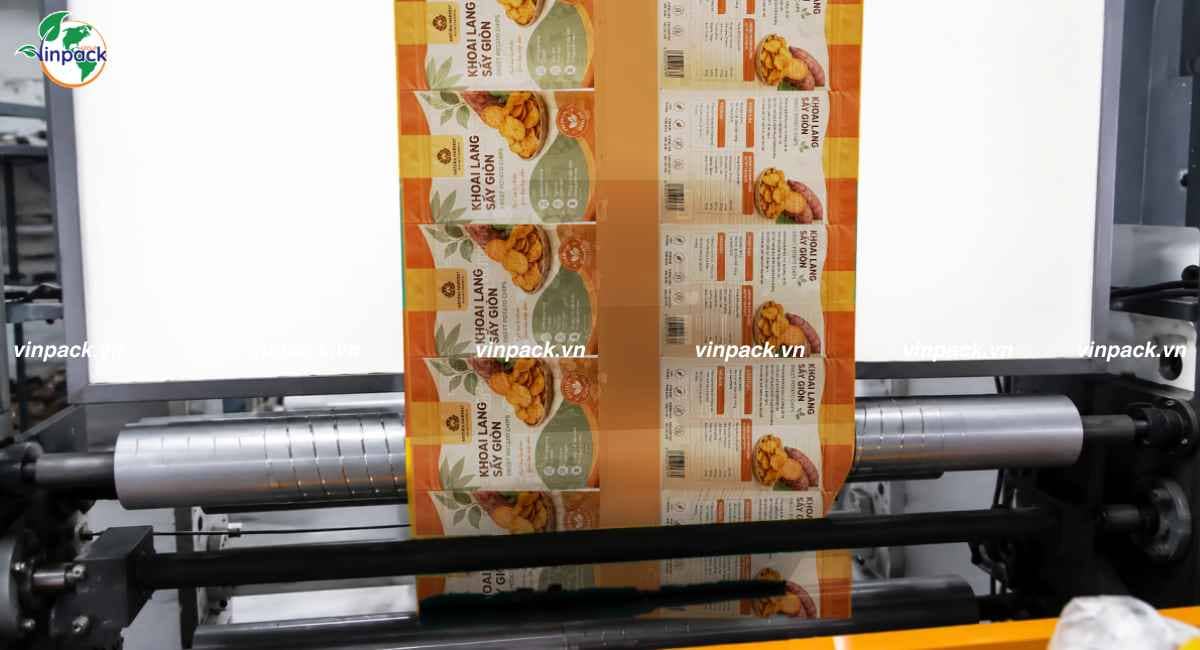 Hình ảnh Vinpack sản xuất mẫu bao bì khoai lang sấy tại xưởng
