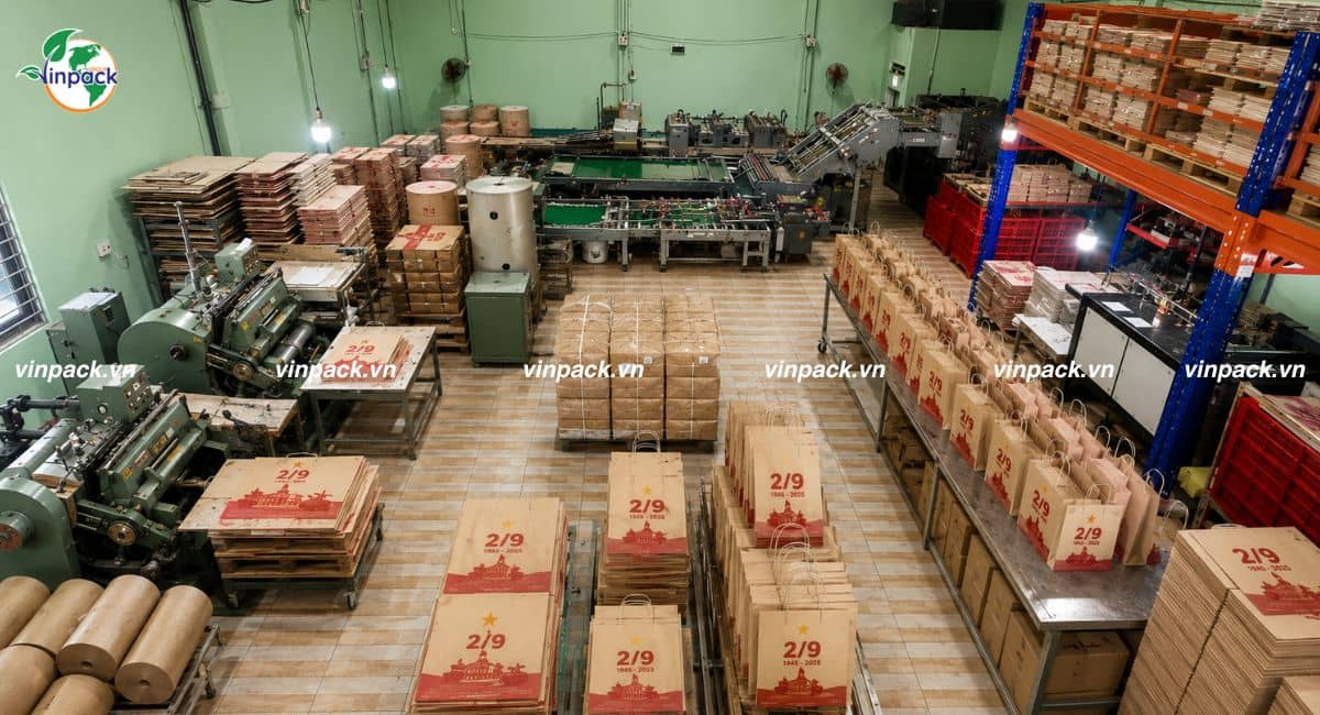 Xưởng Vinpack đang chuẩn bị lô hàng túi giấy ngày 2/9 giao đúng tiến độ cho khách hàng.