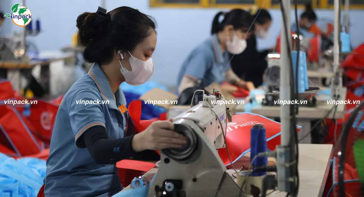 Xưởng sản xuất và in túi vải không dệt đựng tài liệu số lượng lớn
