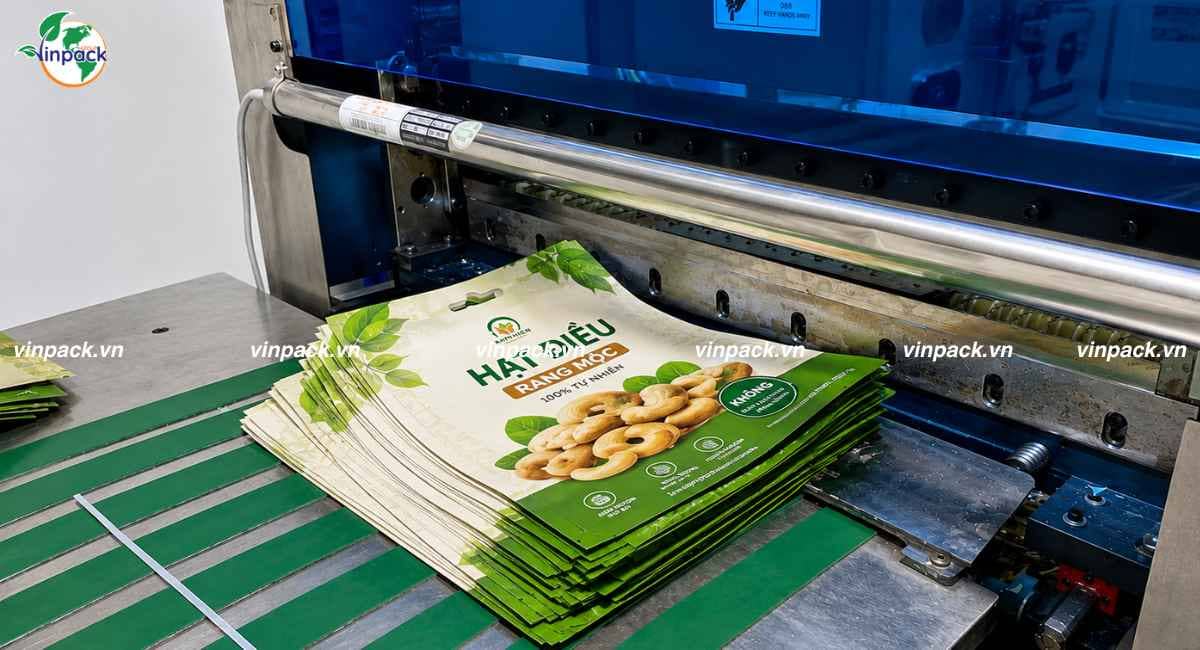 Xưởng của Vinpack đang sản xuất đơn hàng bao bì hạt điều số lượng lớn