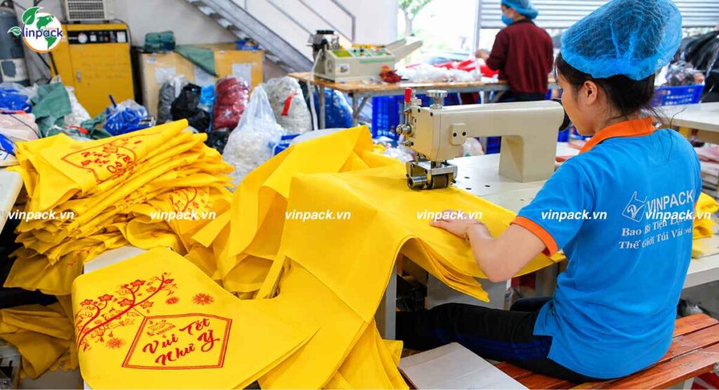 Quy Trình Sản Xuất Túi Vải Chi Tiết Theo Từng Chất Liệu