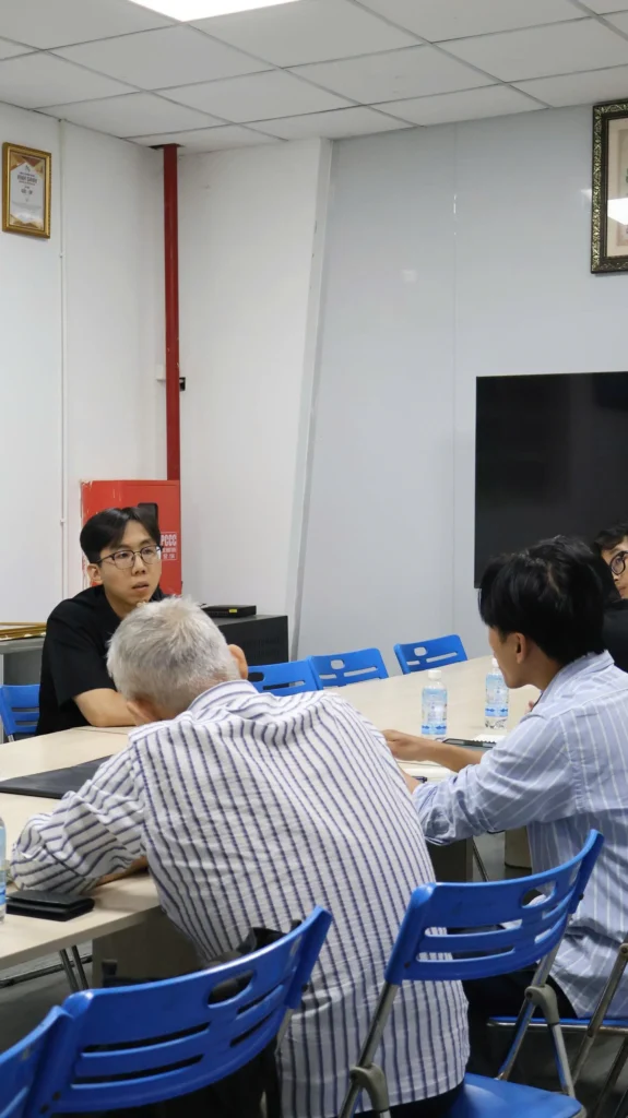 Đội ngũ nhân sự dẫn khách hàng tham qua xưởng in bao bì tại Tây Ninh