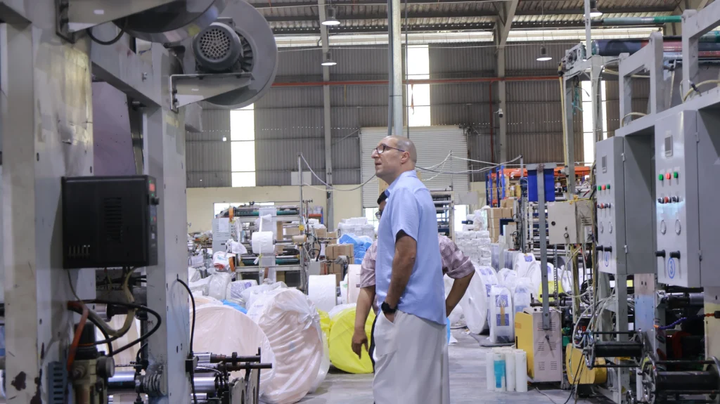 Đối tác tham quan khu máy thổi màng tại xưởng Vinpack