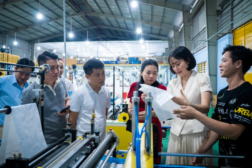 Đối tác xem túi in thành phẩm tại xưởng Vinpack