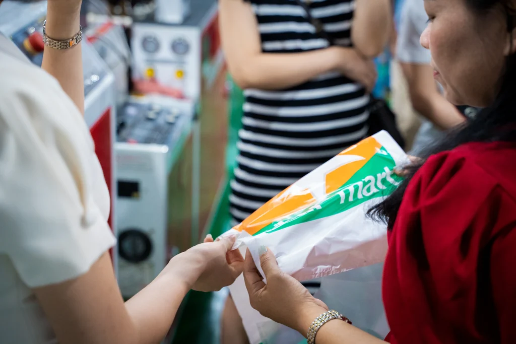 Khách hàng kiểm tra túi in tại xưởng Vinpack