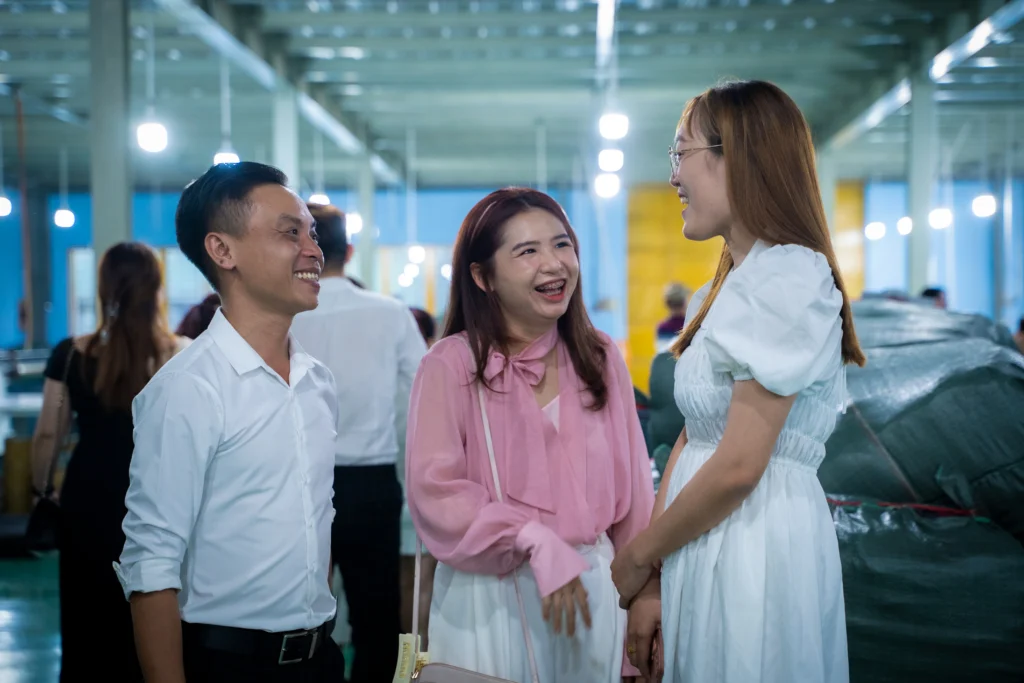 Đại diện đối tác và Vinpack tại xưởng in bao bì