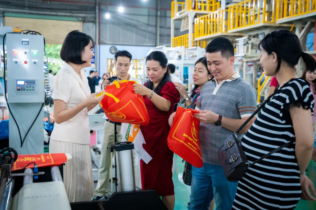 Đoàn đối tác xem túi thành phẩm tại xưởng Vinpack