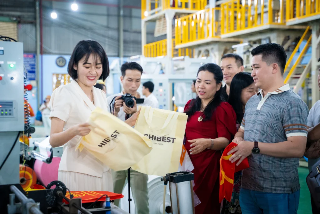 Khách hàng xem mẫu túi vải tại xưởng Vinpack