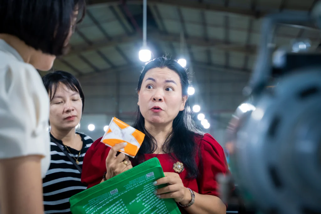 Khách hàng xem mẫu túi in màu tại xưởng Vinpack