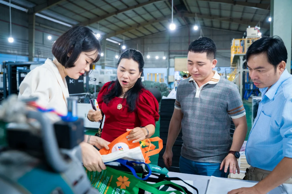 Đối tác duyệt mẫu bao bì cùng đội ngũ Vinpack