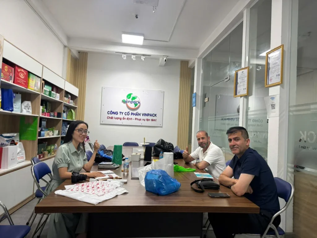 Đối tác làm việc tại văn phòng Vinpack