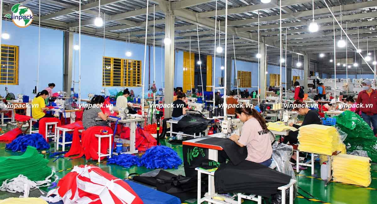 Xưởng sản xuất túi vải không dệt chặt đáy